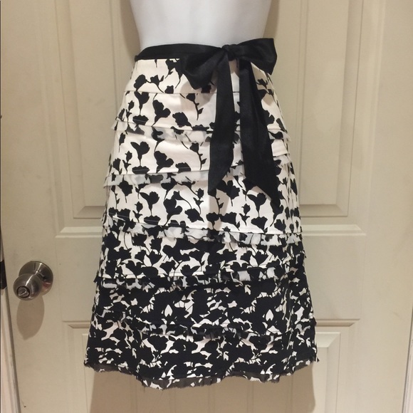 WHBM ruffled ombré pencil skirt size 4 - Picture 4 of 4